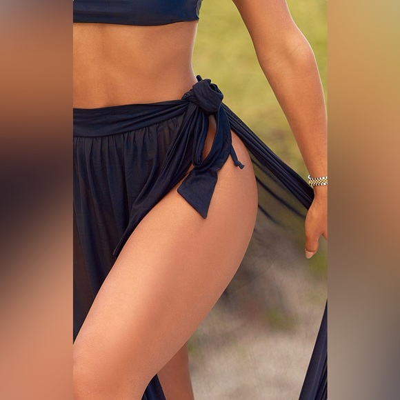 Pretty Little Thing Sarong - Picture 2 of 10